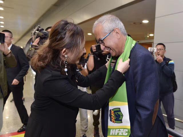 由于一块布丁，野原新之助（矢岛晶子 配音）和mm向日葵（こおろぎさとみ 配音）剧烈争吵，身为哥哥他天然遭到爸爸广志（藤原啓治 配音）和妈妈美伢（ならはしみき 配音）的训斥。小新末路羞成怒，扬言“不要当哥哥！不要mm了！”就在此刻，一胖一瘦两个绿衣人呈现，宣称愿意将小葵收养，以向日葵公主的身份睁开新的糊口。一道刺目强光事后，签定了和谈的野原一家被吸进UFO，起头了吉凶未卜的宇宙观光。                                  　　从向日葵星国王口中得知，当前这颗星球和地球正面对史无前例的危机，一旦两者间的均衡遭到粉碎，两颗星球都将迎来扑灭的恶运。而向日葵，恰是避免危机的关头……